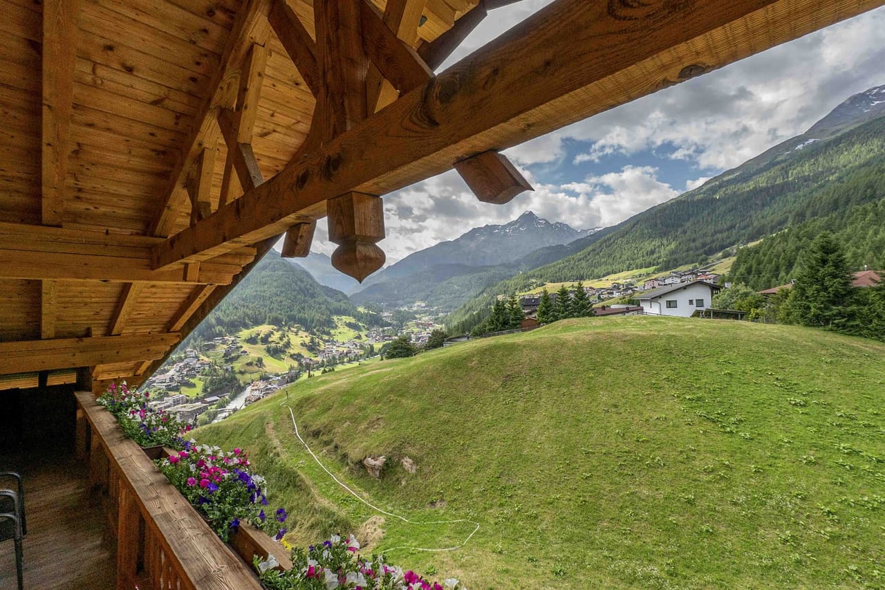 Blick vom Holzbalkon hinunter auf Sölden
