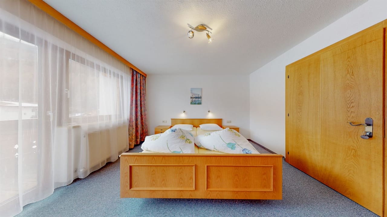 Panorama-Doppelzimmer Fernblick mit Balkontür und Vorhängen