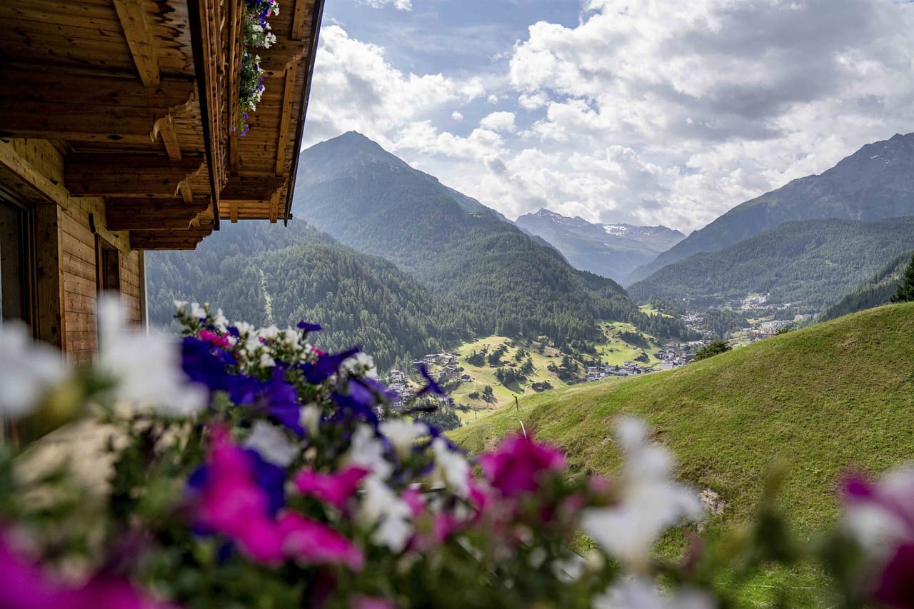 Blick vom Balkon des Belmonte über das Tal von Sölden