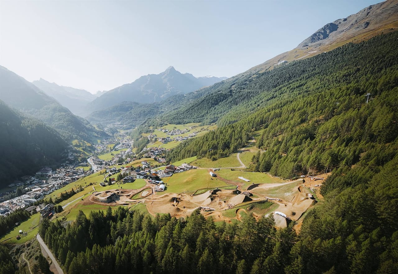Bergsommer in Sölden: Blick über das grüne Tal mit den Trails der Bike Republic