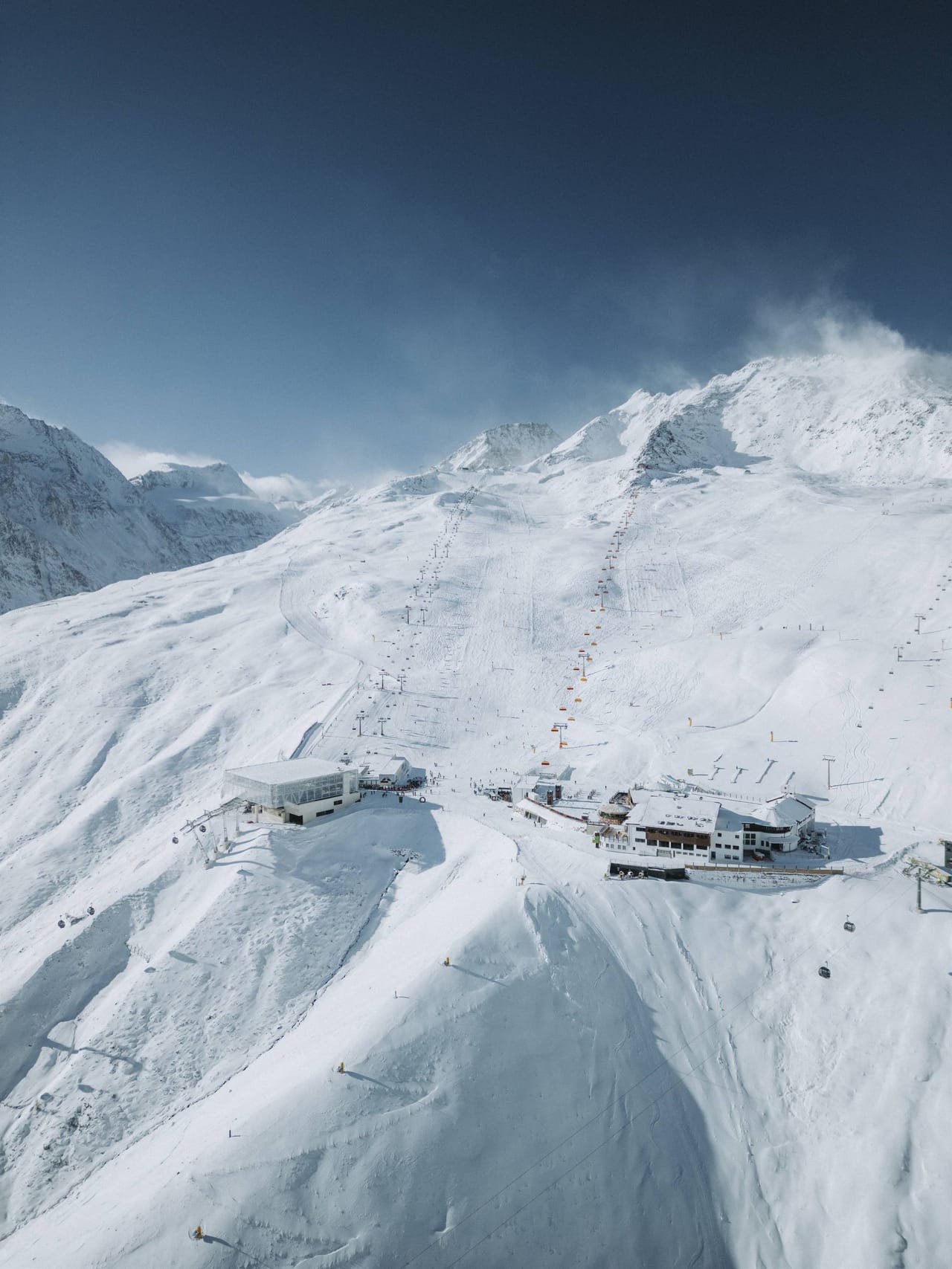 Winter in Sölden: das verschneite Skigebiet von oben