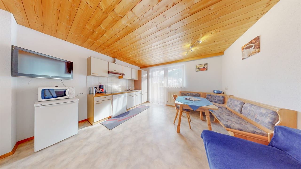 Wohnküche der Skylodge Ötztal im Dachgeschoss